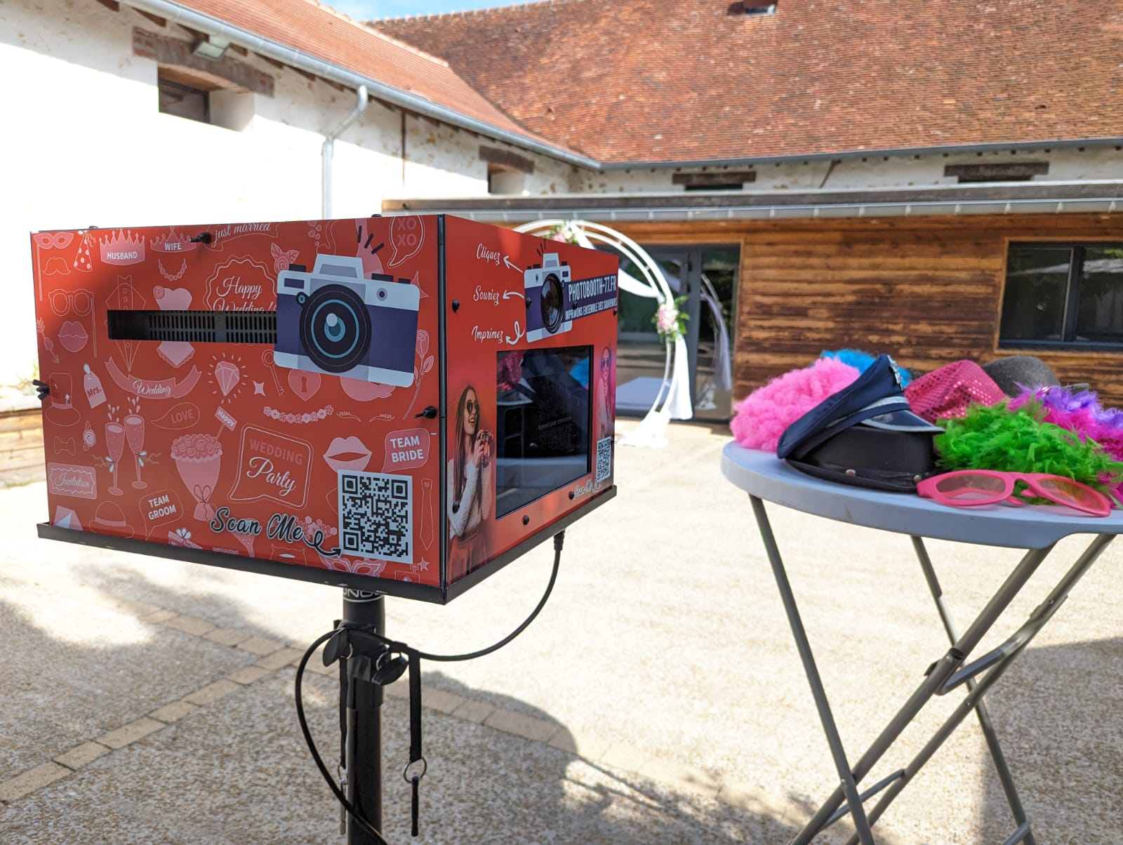 Sourires Capturés : L'Essentiel pour Intégrer un Photobooth Amusant à Votre Mariage